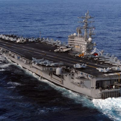Det amerikanska hangarfartyget Ronald Reagan kom till japanska vatten den 13.3 för att bistå som helikopterstödjepunkt.