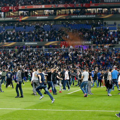 Fanit ryntäsivät kentälle Lyonissa.