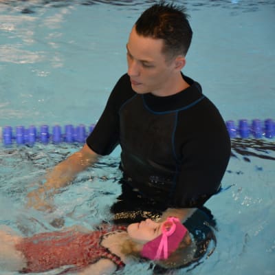 Uimaopettaja Lassi Lilleberg opettaa alkeisselän tekniikkaa Laihian uimakoululaisille.