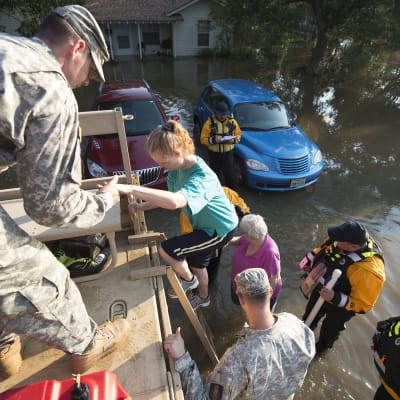 Räddningspersonal hjälper offer för orkanen Harvey i Texas.