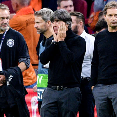 Joachim Löw (keskellä) ei ole saanut Saksan maajoukkueen peliä kulkemaan.