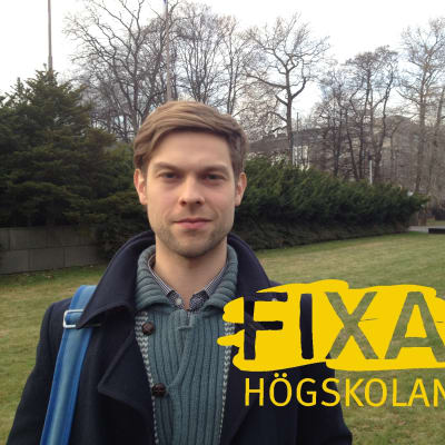 En man står på en gårdsplan, grönt gräs, fixa-logo