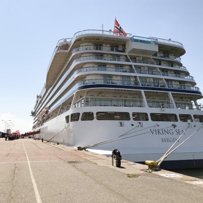 Kryssningsfartyget Viking Sea seglar under norsk flagg. Fartyget är  ca 227 meter långt. 
