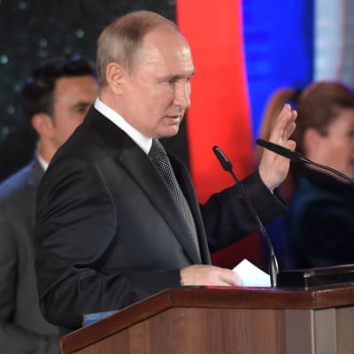 Vladimir Putin puhujakorokkeella.