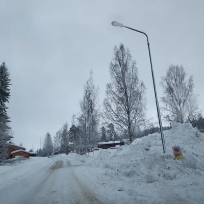 Jalkakäytävälle on aurattu lunta Kuopiossa.