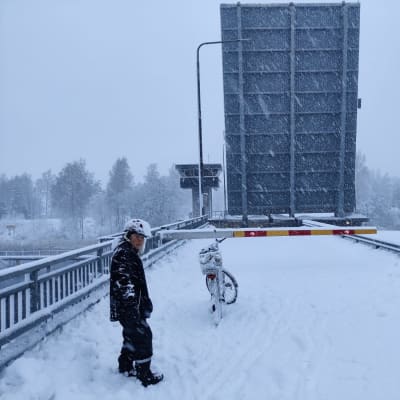Bron över Pojoviken är uppe. Det snöar.