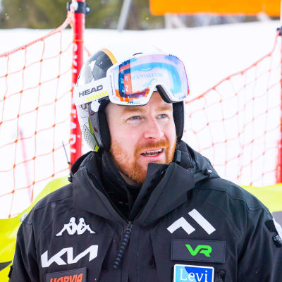 Samu Torsti blickar ut mot pisten.