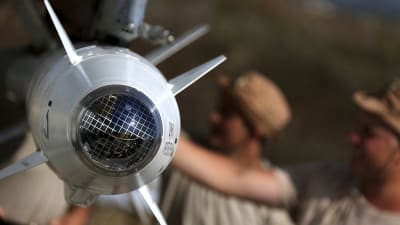 Rysk militär förbereder ett stridsflygplan vid en flygbas utanför staden Latika i Syrien.