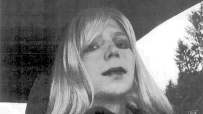 Bradley Manning i peruk, innan han byte sitt namn till Chelsea Manning.