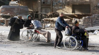 Invånare lämnar sönderbombade kvarter i östra Aleppo 29.11.2016