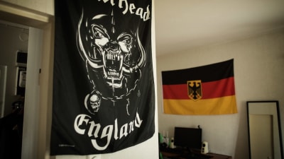 Flaggor på en vägg.