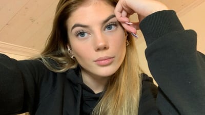 17 årig tjej tar en selfie