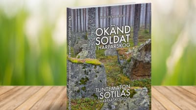 Ett bildverk med texten "Okänd soldat i Harparskog" på pärmen.