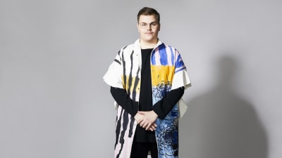 Artisten Aksel Kankaanranta i spräcklig skjorta