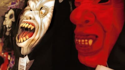 Skrämmande masker i en butik
