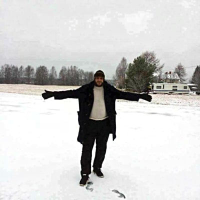 Mohammed Manteer i Finland i ett snöigt landskap.