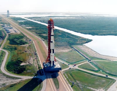 Apollo 8 rullas ut för start.