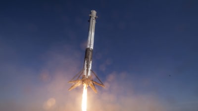 Falcon 9-raketens första steg landar efter utfört arbete.