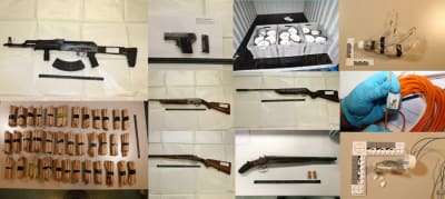 En kombinationsbild av vapen och sprängmedel. På bilden syns bland annat ett automatgevär, hagelgevär varav ett är avsågat och en liten fickpistol.
