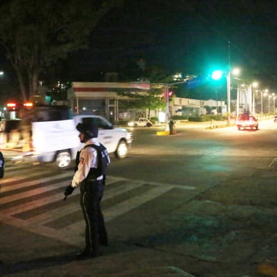 Polisen patrullerar gator efter eldstriden som krävde ett dödsoffer. Säkerheten har skärpts i Acapulco där över 200 personer har mördats hittils i år