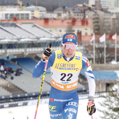 Kerttu Niskanen hiihtää Salpausselällä.