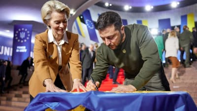 Ursula von der Leyen och Volodomyr Zelenskyj undertecknar en ukrainsk flagga i KIev