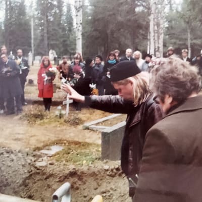 Palsan taiteilijaystävä Markku Kolehmainen heittämässä taiteilijalle kuuluneen puukon arkun päälle.