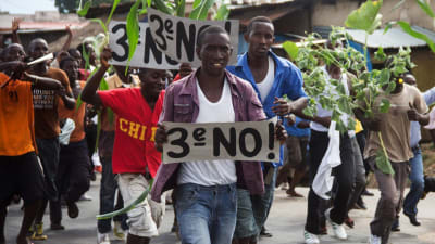I centralafrikanska Burundi har polisen skingrat hundratals demonstranter i utkanterna av huvudstaden Bujumbura.