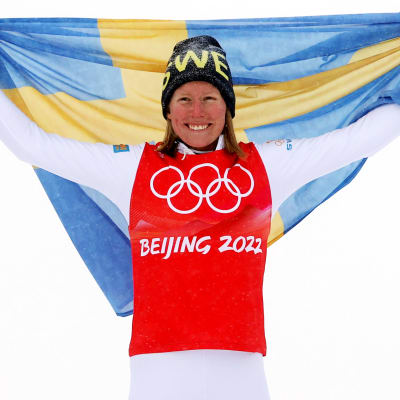 Sandra Näslund firar sitt OS-guld.