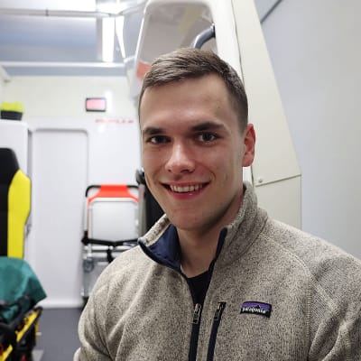 Andreas Aalto framför ett övningsrum som liknar en ambulans.