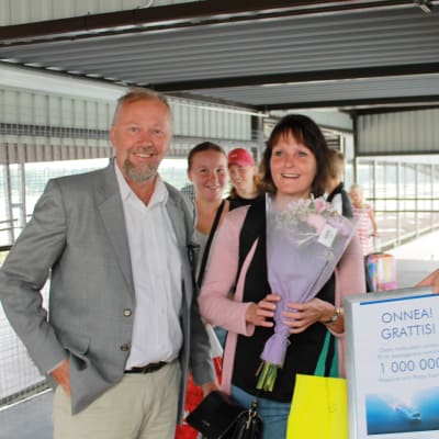 Wasalinen miljoonas matkustaja on Johanna Jakobsson Sundsvallista. Maihinnoususillalla häntä onnitteli toimitusjohtaja Peter Ståhlberg, kapteeni Johannes Sjöholm ja Wasalinen maskotti Wenni.