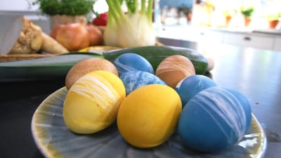 Ägg färgade med naturliga råvaror