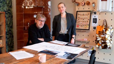 Beni Edström och Elin Härmälä ser på skisser över hur Storgatan 4 kan se ut i framtiden.