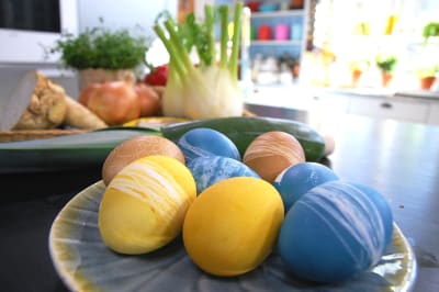Ägg färgade med naturliga råvaror