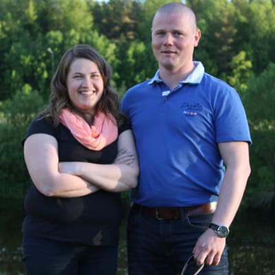 Mikaela och Krister Hjulfors står vid Esse å