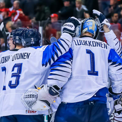Finländska segerskytten Toni Utunen klappar om målvaktshjälten Ukko-Pekka Luukkonen efter Finlands seger.