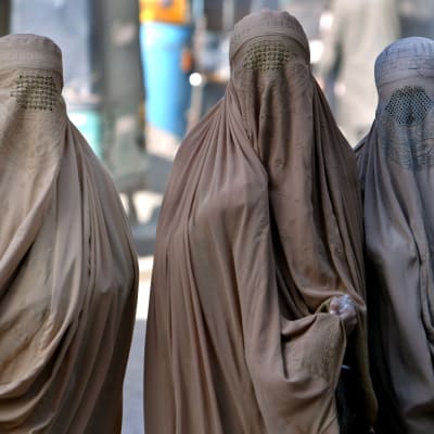 Kvinnor i burka i Peshawar i Pakistan