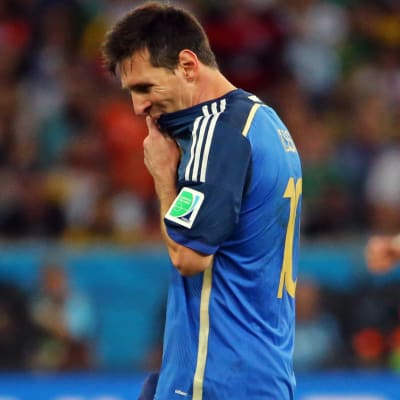 Lionel Messi voi pahoin MM-finaalissa. 
