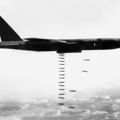 B-52-pommikone pudottamassa pommeja Vietnamin yllä vuonna 1967.