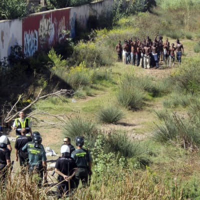 Migranter tar sig över till Melilla. (Arkivbild).