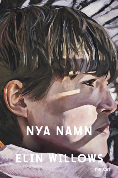 Omslaget till romanen Nya Namn av Elin Willows. På pärmen en brunhårig person som syns i profil. 