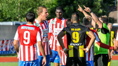 BK:s Jarno Kritz har ärende till domaren Lassi Siukkonen.