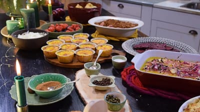 Julbord med olika maträtter i ett kök
