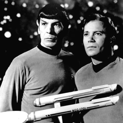 Ett svartvitt foto från 1968 av kapten Kirk och Spock ur TV-serien Star Trek. 