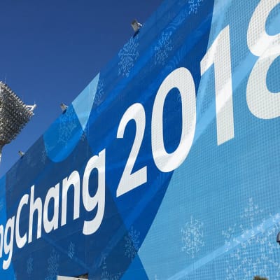 Stort lakan med texten Pyeongchang 2018 på en av idrottsanläggningarna.