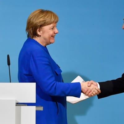 Angela Merkel och Martin Schulz skakar hand efter en gemensam presskonferens 12.1.2018.