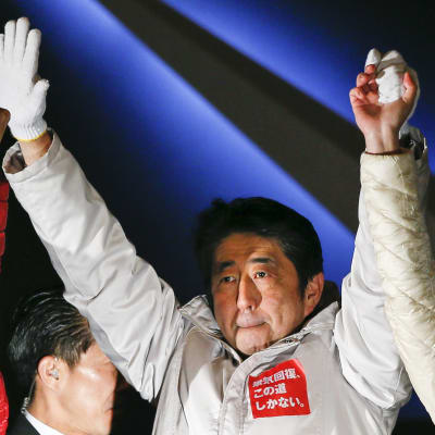 Shinzo Abe på ett valmöte i Tokyo dagen innan valet den 14 december 2014.