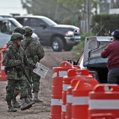Soldater granskar bilar i jakten på den förrymde knarkbaronen Joaquín Guzmán.