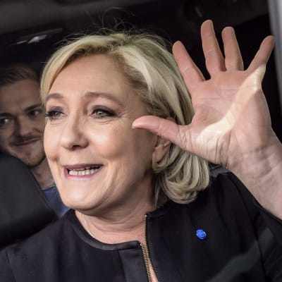 Marine Le Pen vinkar till sina anhängare i den franska staden Amiens den 26 april 2017.