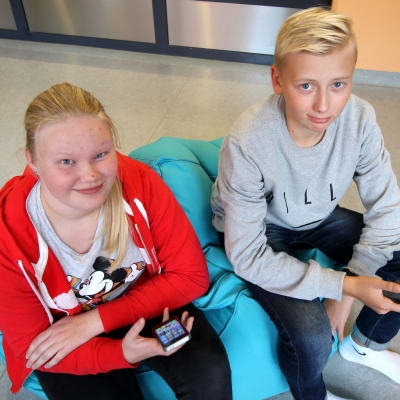 Iiris Rautiainen ja Veikko Korpikallio istuva koulussa.